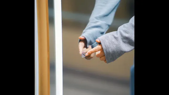 Specchio da parete intelligente per hotel a forma di arco con luce LED, specchio da bagno illuminato regolabile, prezzo di fabbrica